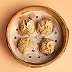 E5. Xiao Long bao: Gedämpfte und mit Fleisch und Brühe gefüllte Teigtaschen./Pork Buns (Baozi) streamed in bamboo steaming backet./ 小笼包