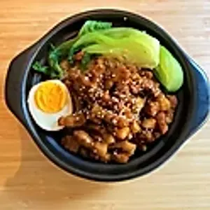 R5. Geschmorter Schweinebauch auf Reis mit mariniertem Ei und Gemüse. /Braised Pork on Rice with soy-marinated egg and green vegetable. /卤肉饭