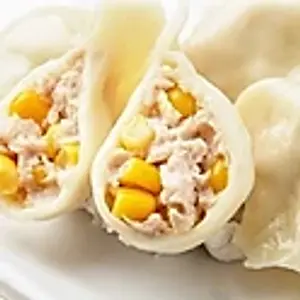 C2. JiaoZi mit Füllung von Hühnerfleisch, gemüsermais und verschiedenen Gemüse./Dumplings with chicken, corn and various vegetables./鸡肉水饺