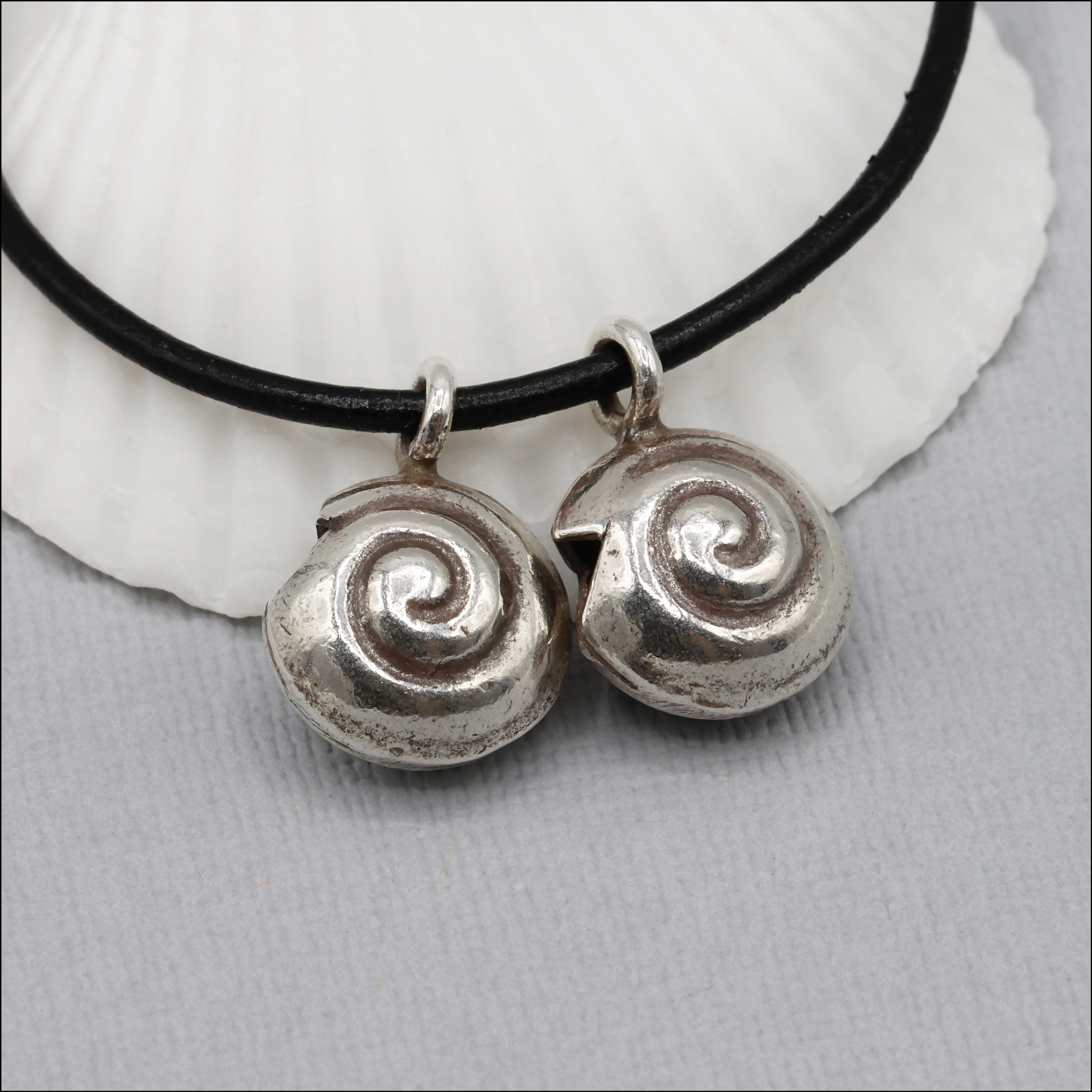 HP052 ~ Hill Tribe Silver Shell Pendant ~ Package of 1