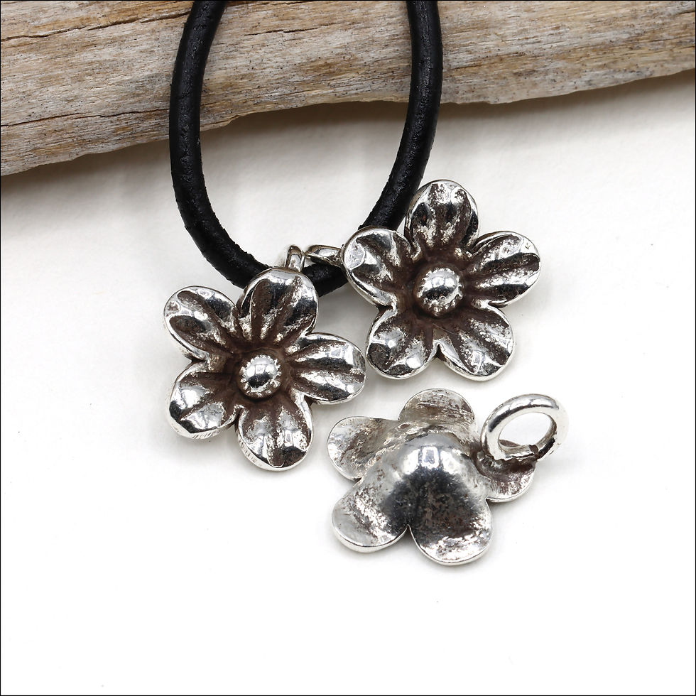 Thumbnail: HP077 ~ Tiny Flower Charm ~ Price per Piece