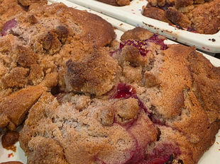 Strawberry Rhubarb Crumble Muffins