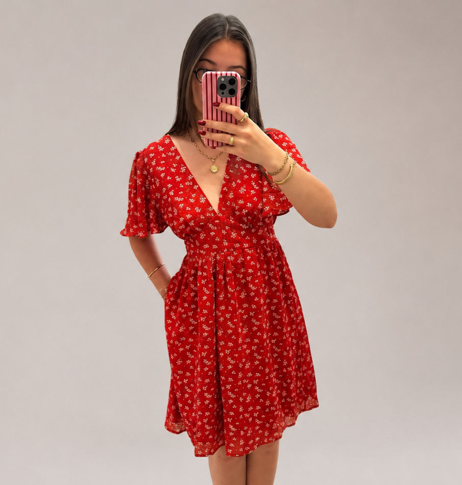 Robe courte rouge à fleurs
