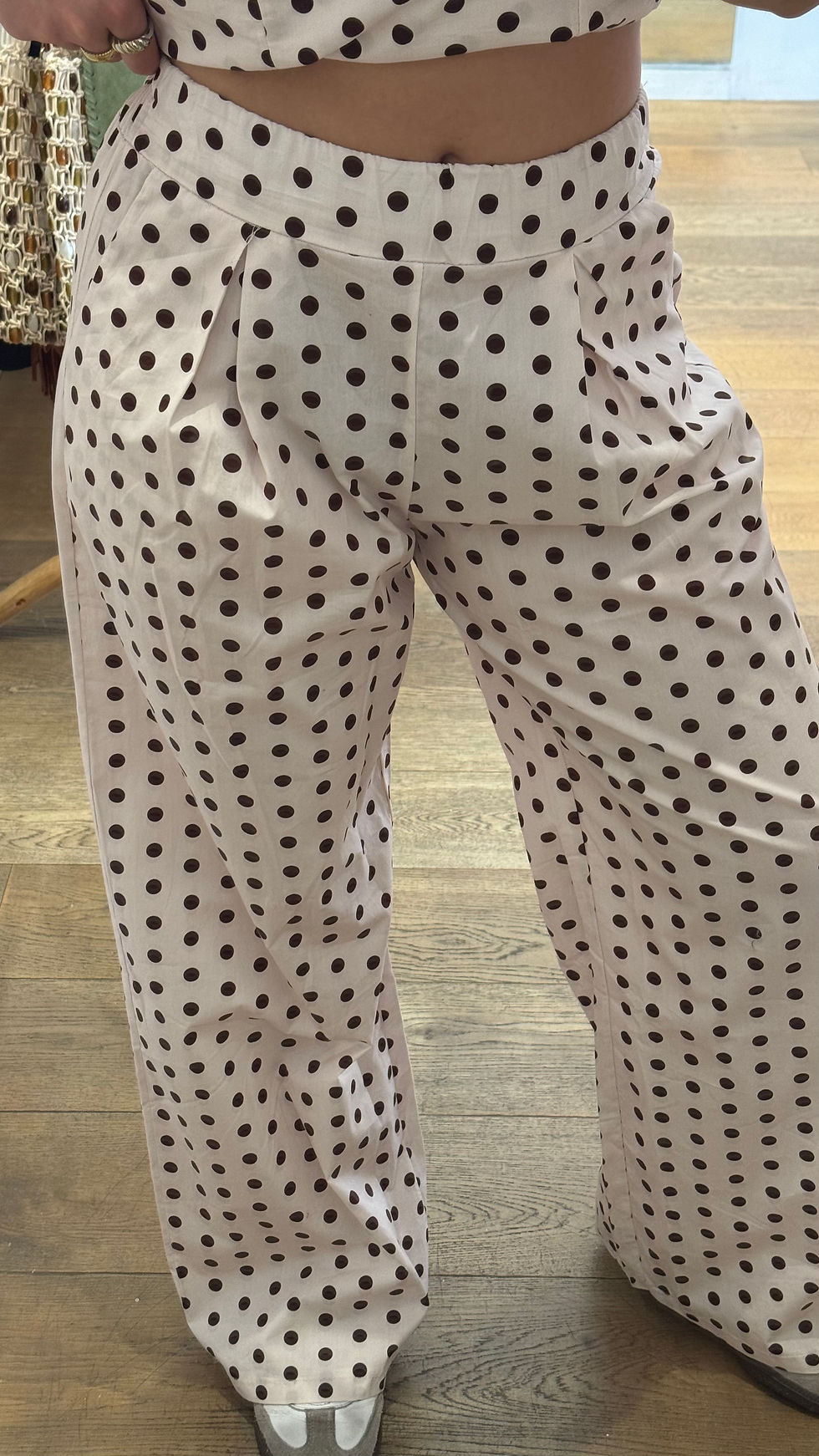Thumbnail: zoom sur le pantalon à pois