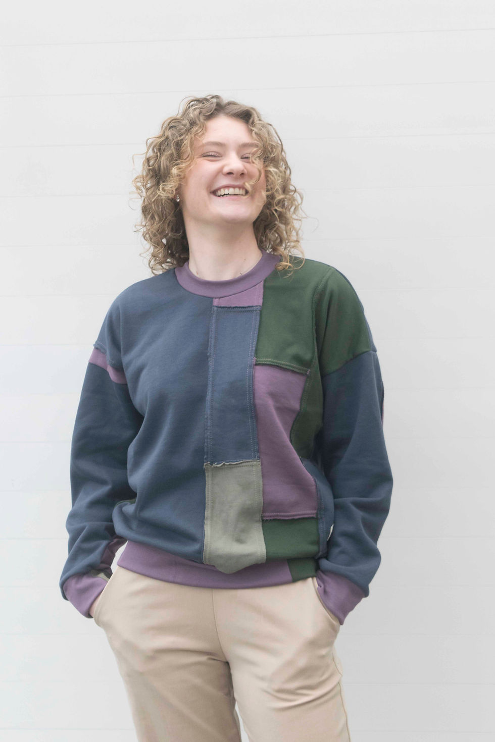 maartje draagt hier de oversized unisex remix sweater in maat M/L wat extra oversized valt bij haar