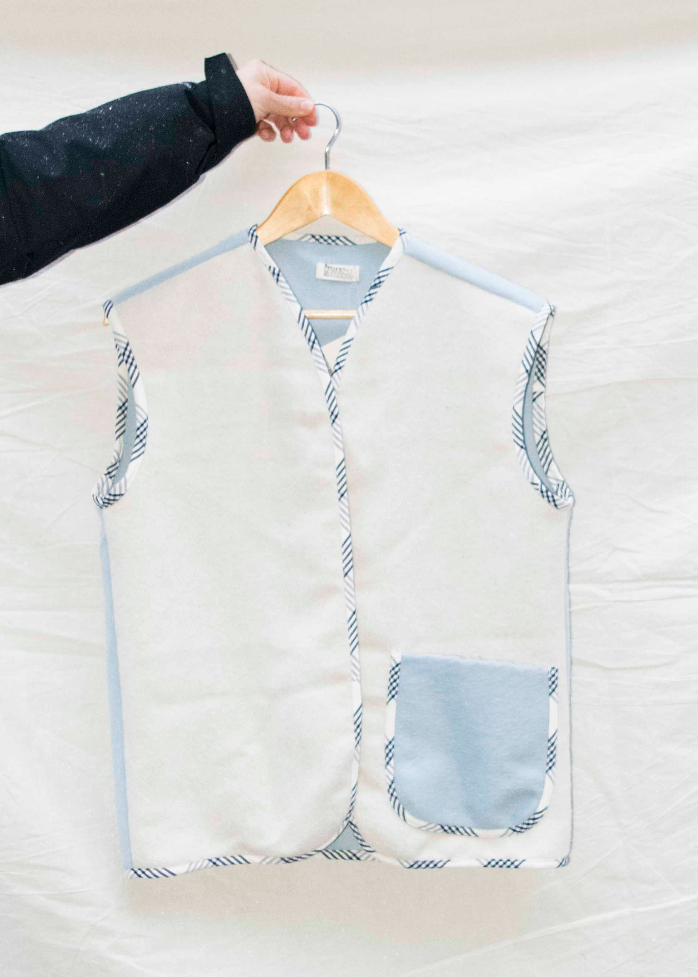 one of a kind gilet gemaakt van restlappen deadstock wol met uniek biasband als details