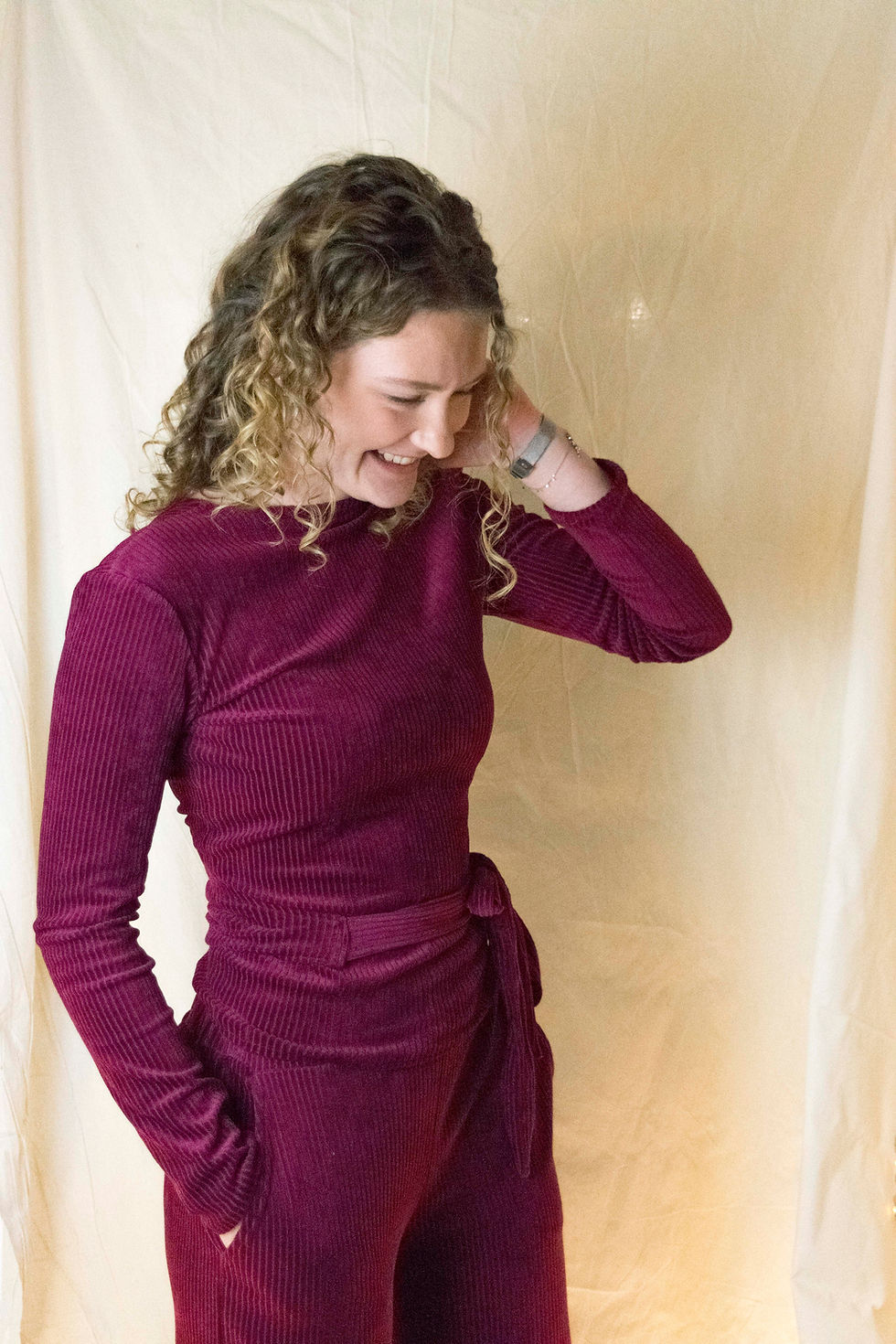 Thumbnail: voorkant van de velvet wrap top met de hoge hals van vorgen