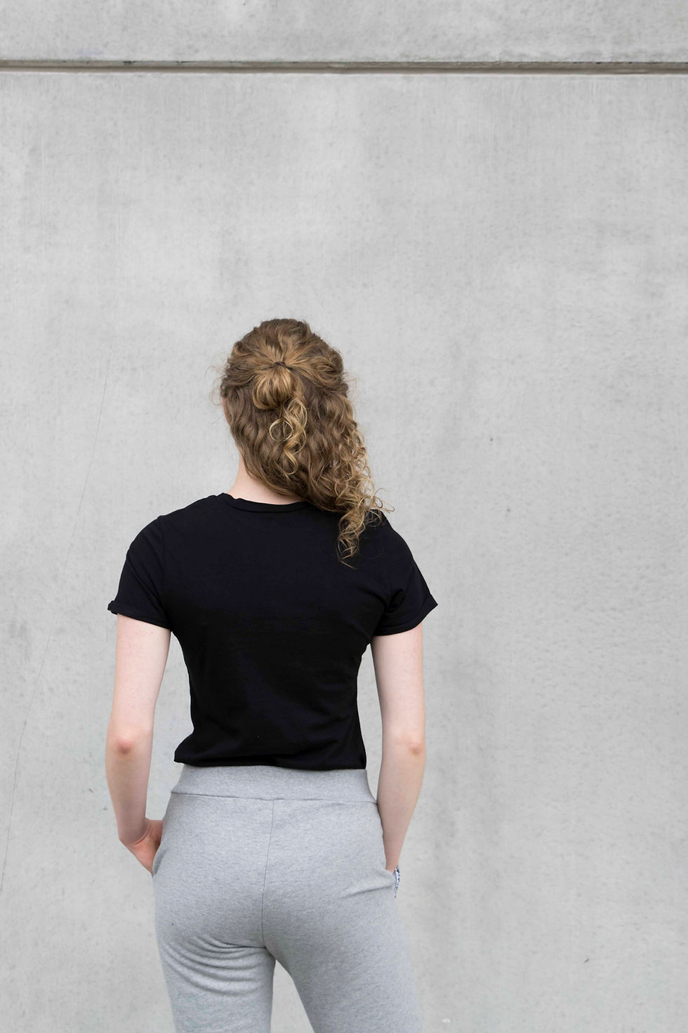 Thumbnail: achterkant van het zwarte basic shirt voor vrouwen