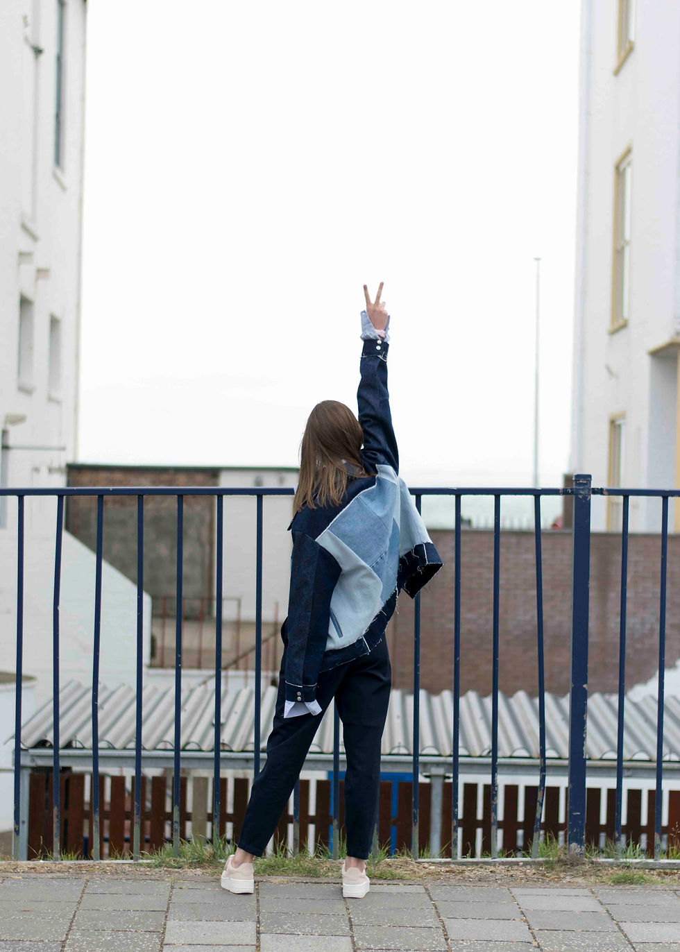 Thumbnail: full frame foto van achter van het model met het spijkerjasje aan