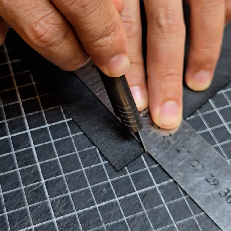 Ângulo muito aberto. Pouco contato da lâmina com o Couro.