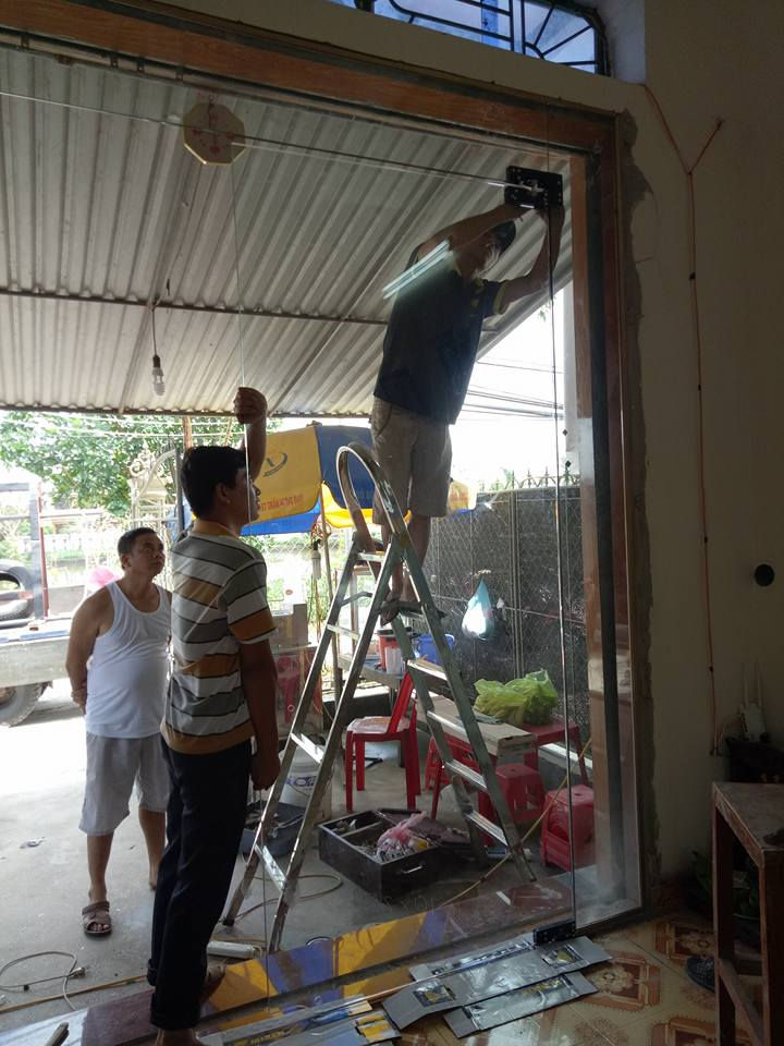 Cắt kính tại nhà làm cửa giá rẻ tại