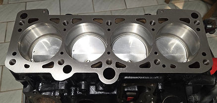 Motorblock mit eingesetzten Kolben