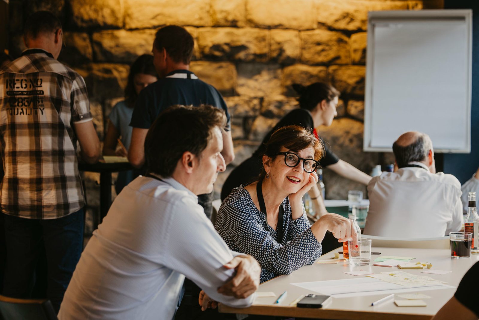 Lachen und Diskutieren in einer Lab-Runde
