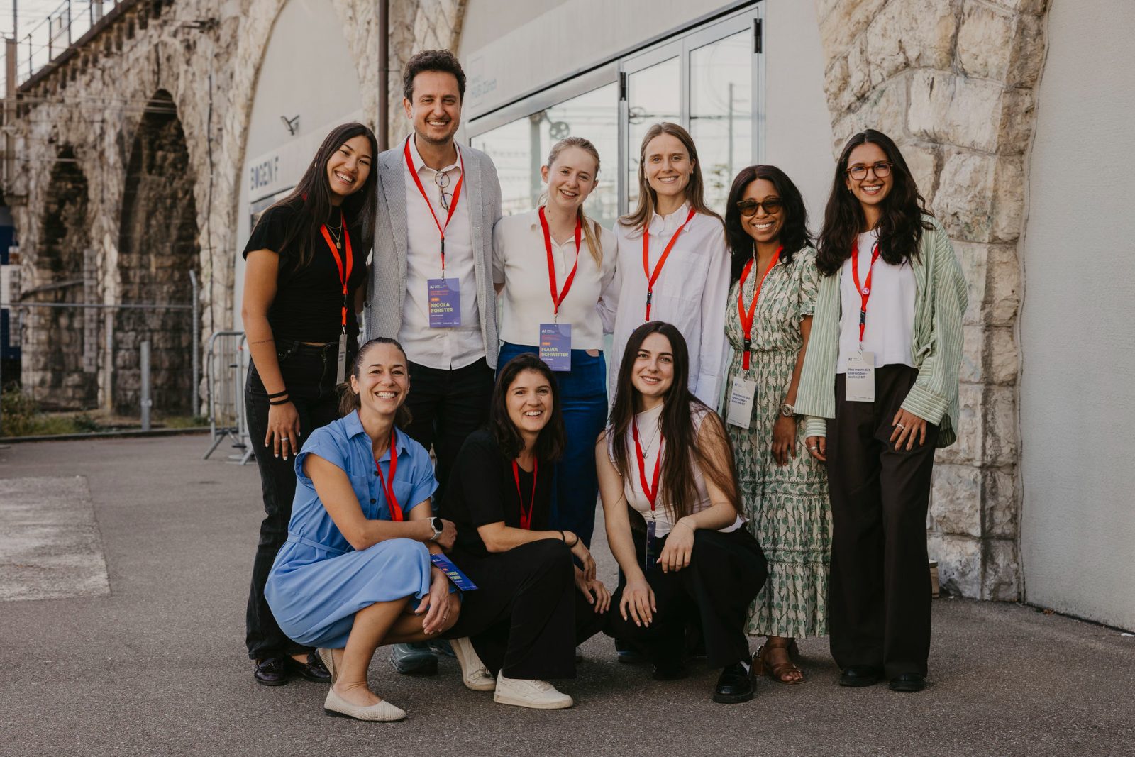 Das Team von Impact Hub Future of Work und Team Ensemble vor dem Impact Hub Zürich