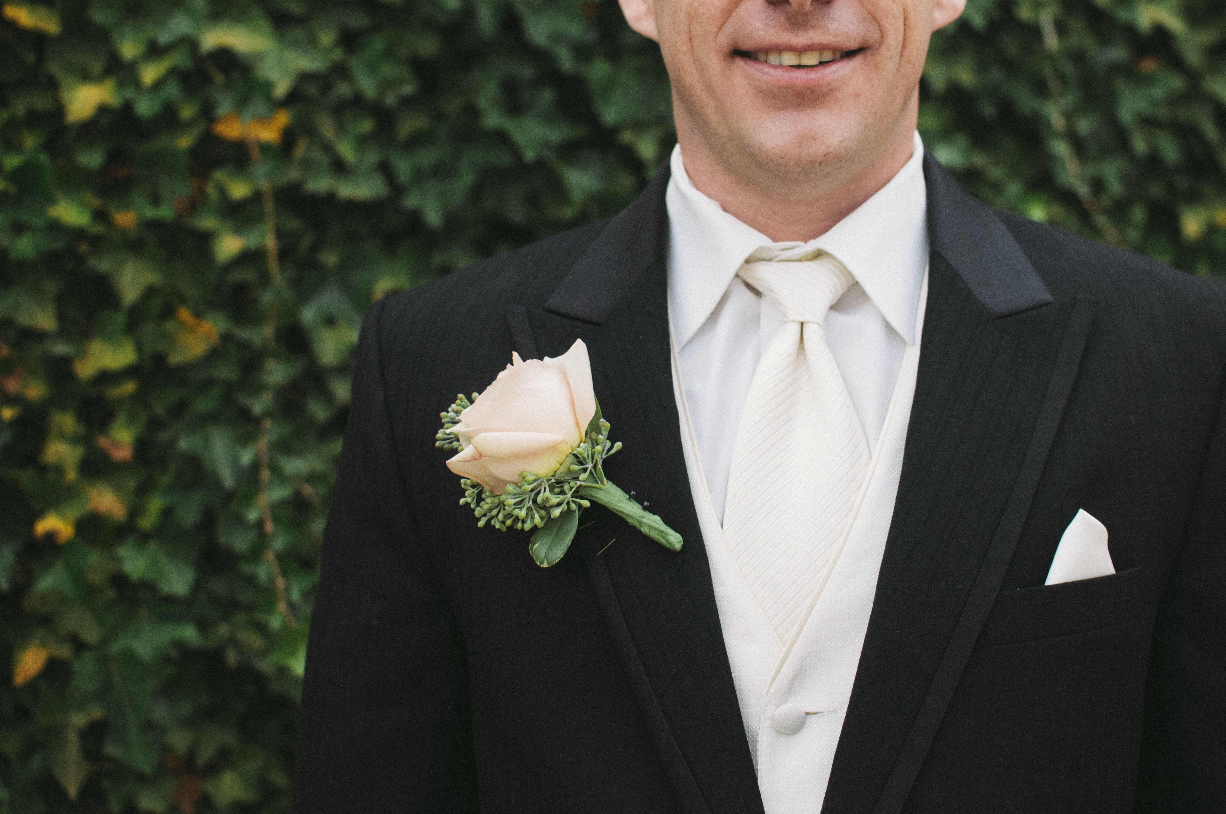 Traje de boda con rosa insertada...