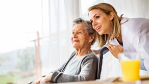 Alzheimer: Unimed oferece curso profissionalizante gratuito e online para cuidador de idosos