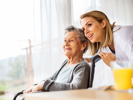 Alzheimer: Unimed oferece curso profissionalizante gratuito e online para cuidador de idosos