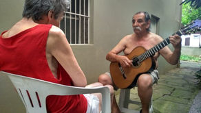Alzheimer: O músico que faz serenata todos os dias para esposa diagnosticada com a doença