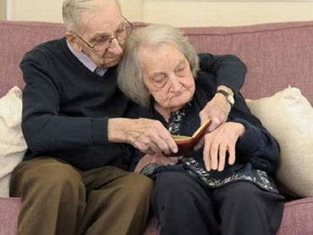 Alzheimer: marido de 91 anos lê diário para mulher com amnésia para manter o amor vivo