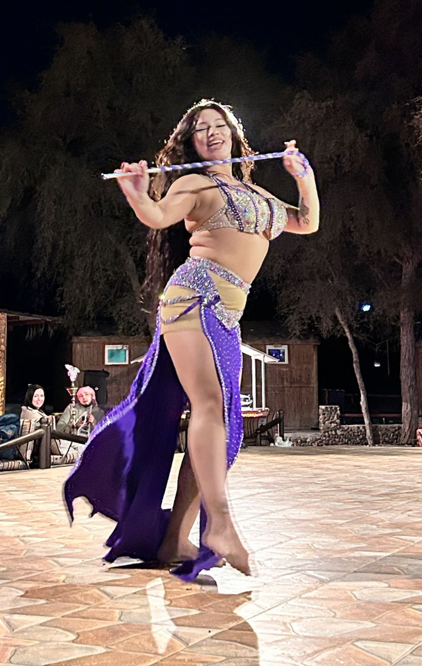 רקדנית בטן מופע בספארי מדבר דובאי