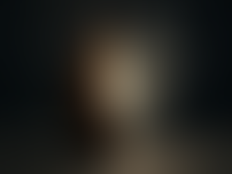 Peça de arte conceitual que ilustra a precificação de valor para marcas autorais. Metade da peça é de madeira, representando o produto tangível e o custo, enquanto a outra metade se expande em uma rede de luz brilhante, simbolizando o valor intangível, a estratégia e a lucratividade.