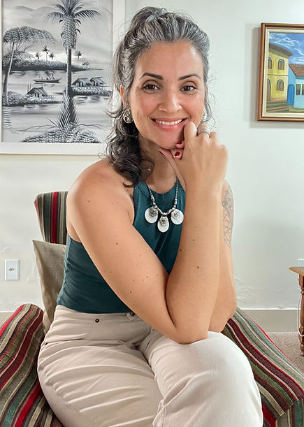 Ariane Scheffer sorrindo em ambiente residencial