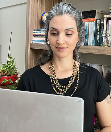 Ariane Scheffer olhando tela do computador