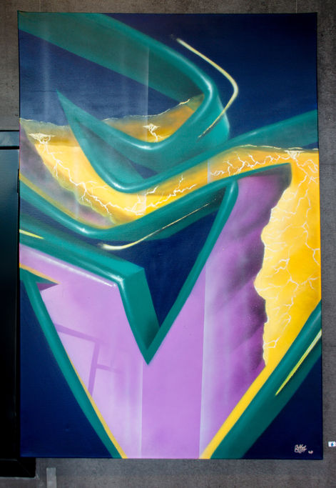 Eine Leinwand von Smog, die das 'S' aus seinem Künstlernamen in einem dynamischen, abstrakten Stil darstellt. Die Buchstabenform ist in kräftigem Violett, Grün und Gelb gestaltet, mit einem interessanten Filling, das Tiefe und Bewegung erzeugt. Dieses markante Graffiti-Kunstwerk wurde in der Ausstellung in Rotkreuz präsentiert und war zum Verkauf verfügbar.