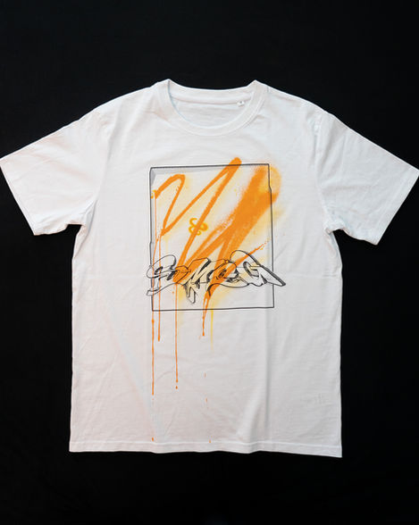 T-Shirt 4/17: Nahaufnahme eines T-Shirts aus einer kleinen Produktion, gestaltet mit Siebdruck-Graffiti 'SMOG' und auffälligen Airbrush-Details in Orange. Erstellt von dem Graffiti-Künstler Smog.