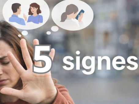 Femme hypersensible fatiguée émotionnellement montrant cinq signes de sur-adaptation dans la vie quotidienne