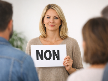 Femme blonde sereine tenant un panneau “NON”, posant une limite avec calme face à plusieurs personnes.
