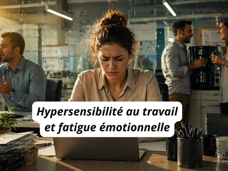 Femme hypersensible au travail assise devant son ordinateur en open space, submergée par le bruit, les collègues et la surcharge émotionnelle.