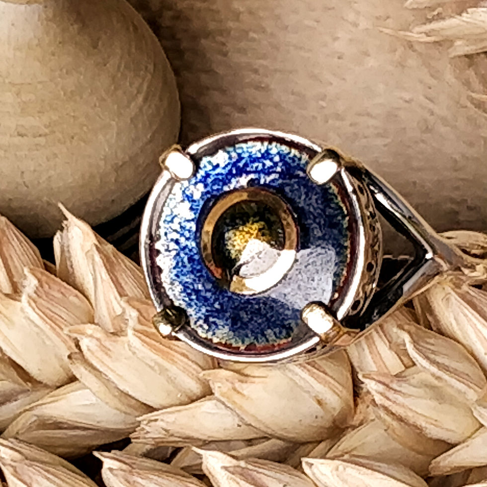Vue rapprochée d’une bague en émail bleu avec des détails dorés