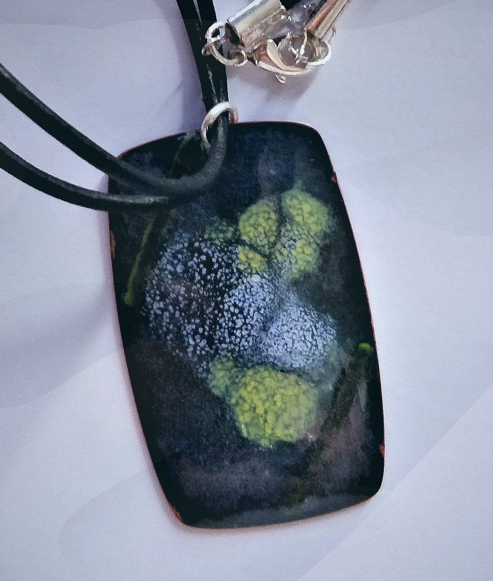Gros plan sur un pendentif en émail coloré avec des motifs floraux