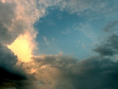 Trauerbegleitung spendet Hoffnung wie Sonnenstrahlen, die durch die Wolken brechen.