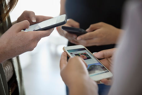 Manos con móviles mirando redes sociales