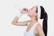水を飲んでいる