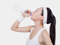 Bere tanta acqua fa davvero bene?