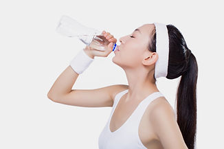 水を飲んでいる