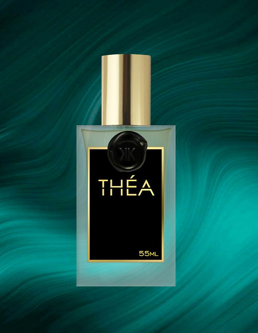 Perfume inspirado em Telea TizianaTerenzi. Théa, inspirado em Telea de Tiziana Terenzi, este Amadeirado Floral Almiscarado é uma experiência olfativa que une frescor, florais e madeiras em uma harmonia perfeita. Começa com a energia cítrica da bergamota e da laranja, passa pela sensualidade do jasmim e do âmbar, e repousa na força do vetiver e das madeiras nobres. Para homens e mulheres que ousam viver com intensidade e elegância. Mais que um perfume, uma declaração de liberdade.