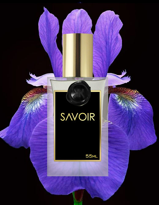 Perfume inspirado em Accento Xerjoff. é o epítome da pura sofisticação, mantendo uma aura ousada e elegante desde o início cítrico até as notas quentes de fundo. A sinfonia olfativa começa com a vivacidade dos cítricos, seguida por uma rara nota de abacaxi que oferece uma doçura delicada e acolhedora. No coração, uma complexa dança de notas florais e picantes de jasmim, íris e pimenta rosa se encontra. Para finalizar, Savoir é enriquecido por uma mistura quente e envolvente de patchouli, âmbar, almíscar e baunilha, completando esta fragrância incomum com um toque de respeito. Sendo um Chipre Floral Compartilhável, Savoir apresenta jacinto e abacaxi no topo, íris, jasmim e pimenta rosa no coração, e almíscar, vetiver, âmbar, baunilha e patchouli na base.