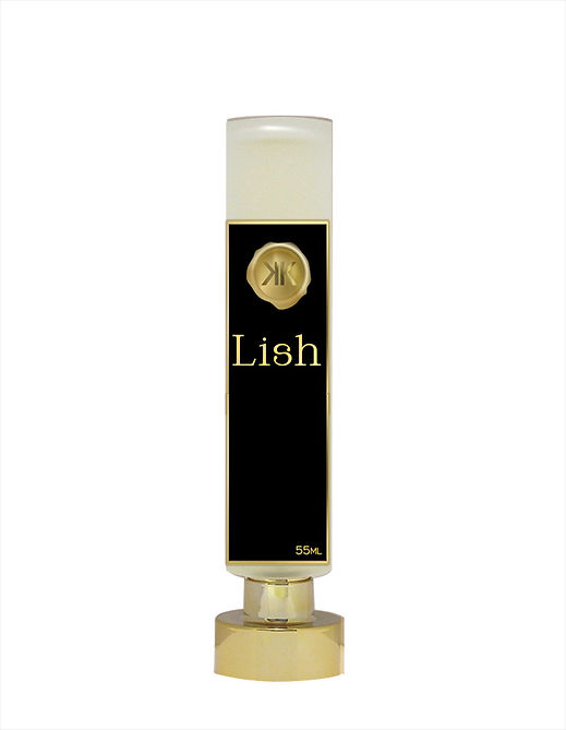 Perfume inspirado em Eilish Billie Eilish. Lish é uma fragrância inspirada no perfume Eilish, de Billie Eilish, que combina pétalas doces e envolventes com uma mistura sensual de baunilha, especiarias suaves e cacau. Madeiras nobres e almíscar acrescentam um toque intenso, deixando um rastro quente e marcante. O frasco, em um tom âmbar dourado, foi desenhado para lembrar as curvas do corpo feminino, especialmente o colo, peito e clavícula, misturando linhas esculturais clássicas com uma estética moderna e sofisticada.