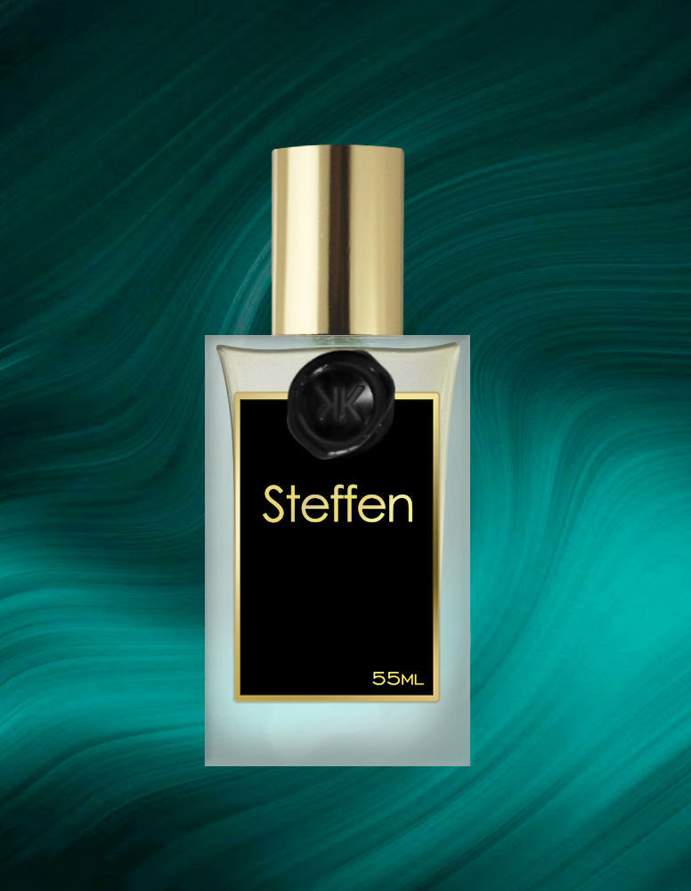 Inspirado em Tiffany Intense, Steffen é uma versão mais rica e profunda da fragrância, destacando-se pela alta concentração da preciosa íris. A combinação com um acorde quente e sensual impulsiona seu caráter. A jornada olfativa começa com o frescor da pimenta rosa, unindo-se à manteiga de íris exclusiva, e se aprofunda com a sensualidade do âmbar e da resina de benjoim (com toques de baunilha), que conferem uma intensidade excepcional e sofisticação. A mestre perfumista desenvolveu este aroma alinhado aos princípios de força e alegria da joalheria, e Steffen, de fato, sugere que o amor é tudo o que se precisa.