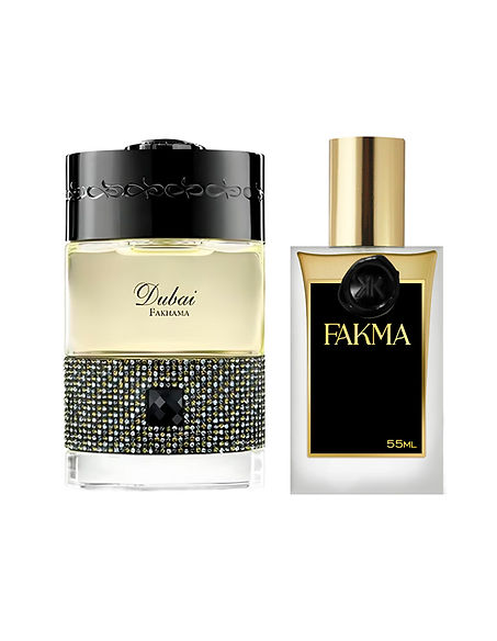 Fakma, inspirado pelo perfume árabe Fakhama da The Spirit of Dubai, é uma fragrância unissex que exala luxo e encanto, capturando a opulência e a essência do Oriente Médio. Este perfume é reconhecido por sua complexa combinação de notas florais, amadeiradas e orientais, resultando em um aroma refinado e elegante. No coração da fragrância, um acorde de rosas turcas e búlgaras é realçado por toques de açafrão e benjoim, conferindo um acento oriental enriquecido por notas de oud e gourmand. As notas de base, compostas por âmbar, incenso, couro e musgo de carvalho, infundem profundidade e sensualidade, além de um mistério intrigante. Em suma, Fakhama é uma fragrância de alta classe, proporcionando uma experiência olfativa sofisticada e memorável, sendo ideal para os que apreciam aromas complexos e luxuosos. A presença de oud, baunilha e vetiver enriquece o aroma com uma qualidade única e cativante. No Fragrantica, alguns críticos descrevem esta fragrância como complexa e intricada, difícil de categorizar, mas equilibrando notas quentes, frescas, nobres e levemente esfumaçadas.