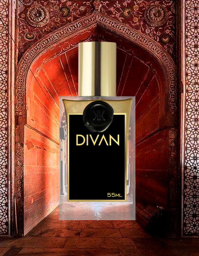 Pperfume inspirado em Diwan de The Spirit of Dubai, você se conecta ao mistério e à opulência do Oriente. O oud espesso e o incenso se misturam perfeitamente com as notas frutadas doces e a rosa taif, criando uma fragrância complexa e inesquecível. Este perfume é a escolha ideal para quem busca uma fragrância que combina intensidade com sofisticação.