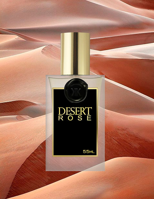 Desert Rose, um perfume contratipo que ecoa Les Sables Roses de Louis Vuitton, é uma fragrância atemporal que combina a rosa e a madeira de ágar para evocar a infinitude do deserto e sua magia cativante. O amanhecer no deserto pinta uma cena singular, onde os primeiros raios de sol unem dunas e céu em um majestoso rosa. Desert Rose captura essa harmonia nos contrastes, um perfume quente e frio que explora a rosa e a madeira em uma receita simples e transparente, valorizando sua beleza e riqueza naturais, com um toque sutil de âmbar cinza que realça sua profundidade e frescor.