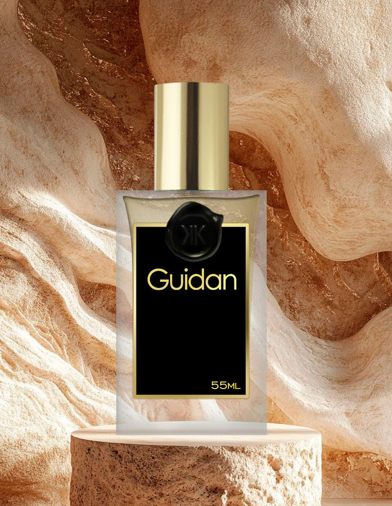 Guidan, inspirado em Guidance de Amouage, encanta desde a abertura com notas frescas de frutas cítricas e um toque de nozes. O coração revela uma harmoniosa combinação de rosa e jasmim, ambos ricos e com nuances amendoáveis. A base é um encontro opulento de sândalo e baunilha. Para apreciadores de fragrâncias com fundo amadeirado, esta é uma experiência a considerar, embora a base aqui seja mais suave, tornando-a agradável para todas as idades. Após uma abertura Guidan, perfume contratipo inspirado em Guidance de Amouage evoca a suculência de uma pera verde realista, Guidan se transforma em uma rosa cremosa e delicada, adornada com nuances quentes e suaves de leite de amêndoas. Com o tempo, a fragrância evolui gradualmente para um sândalo de baunilha quente e levemente adocicado. A base cremosa e amadeirada é substancial e reconfortante, oferecendo um equilíbrio agradável à delicadeza das notas de rosa.