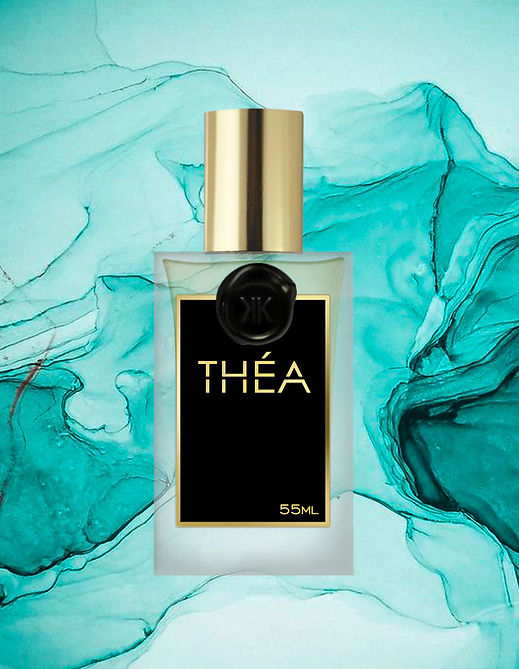 Perfume inspirado em Telea TizianaTerenzi. Théa, inspirado em Telea de Tiziana Terenzi, este Amadeirado Floral Almiscarado é uma experiência olfativa que une frescor, florais e madeiras em uma harmonia perfeita. Começa com a energia cítrica da bergamota e da laranja, passa pela sensualidade do jasmim e do âmbar, e repousa na força do vetiver e das madeiras nobres. Para homens e mulheres que ousam viver com intensidade e elegância. Mais que um perfume, uma declaração de liberdade.