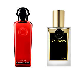 Rhubarbe, inspirado no aclamado perfume Eau de Rhubarbe Écarlate da Hermès, é uma fragrância que cativa desde o primeiro encontro. Sua abertura vibrante, marcada pelo ruibarbo fresco e frutas vermelhas suculentas, desperta os sentidos, enquanto a lantana acrescenta um toque floral sofisticado. O almíscar branco finaliza a experiência com uma sensualidade discreta e duradoura.
Perfeito para qualquer ocasião, Rhubarbe adapta-se com maestria ao dia a dia, seja no trabalho ou em momentos de lazer. Sua natureza unissex e seu frescor envolvente fazem dele uma escolha atemporal, capaz de complementar qualquer estilo com elegância. Experimente o frescor vibrante de Rhubarbe, uma fragrância inspirada no perfume Eau De Rhubarbe Ecarlate da Hermès, que captura a essência de um jardim em plena floração. Desde seu lançamento, consolidou-se como a escolha preferida de quem busca um aroma distinto e refrescante, ideal para o uso diário. A composição desta fragrância abre com uma nota de topo de ruibarbo, cuja acidez crocante é suavizada pela doçura das frutas vermelhas, criando um contraste fascinante desde o primeiro instante. À medida que a fragrância se fixa na pele, a nota de lantana emerge, oferecendo um toque floral e exótico que enriquece o caráter da colônia. O almíscar branco, por fim, completa essa harmonia olfativa com uma base suave e sensual, garantindo um rastro sedutor e duradouro. Rhubarbe, inspirado na Eau De Rhubarbe Ecarlate da Hermès, reflete a habilidade de unir o clássico ao contemporâneo, proporcionando uma experiência olfativa única, elegante e ousada. É ideal para quem deseja se destacar com sutileza, deixando uma impressão duradoura em qualquer situação. Independentemente da ocasião, esta colônia promete acompanhá-lo, oferecendo um toque de sofisticação e frescor incomparáveis. Os perfumes da Klauk são amplamente admirados por sua notável semelhança com as fragrâncias que inspiram, além de sua durabilidade impressionante, permitindo que os amantes de perfumes de luxo desfrutem de aromas sofisticados a preços acessíveis.