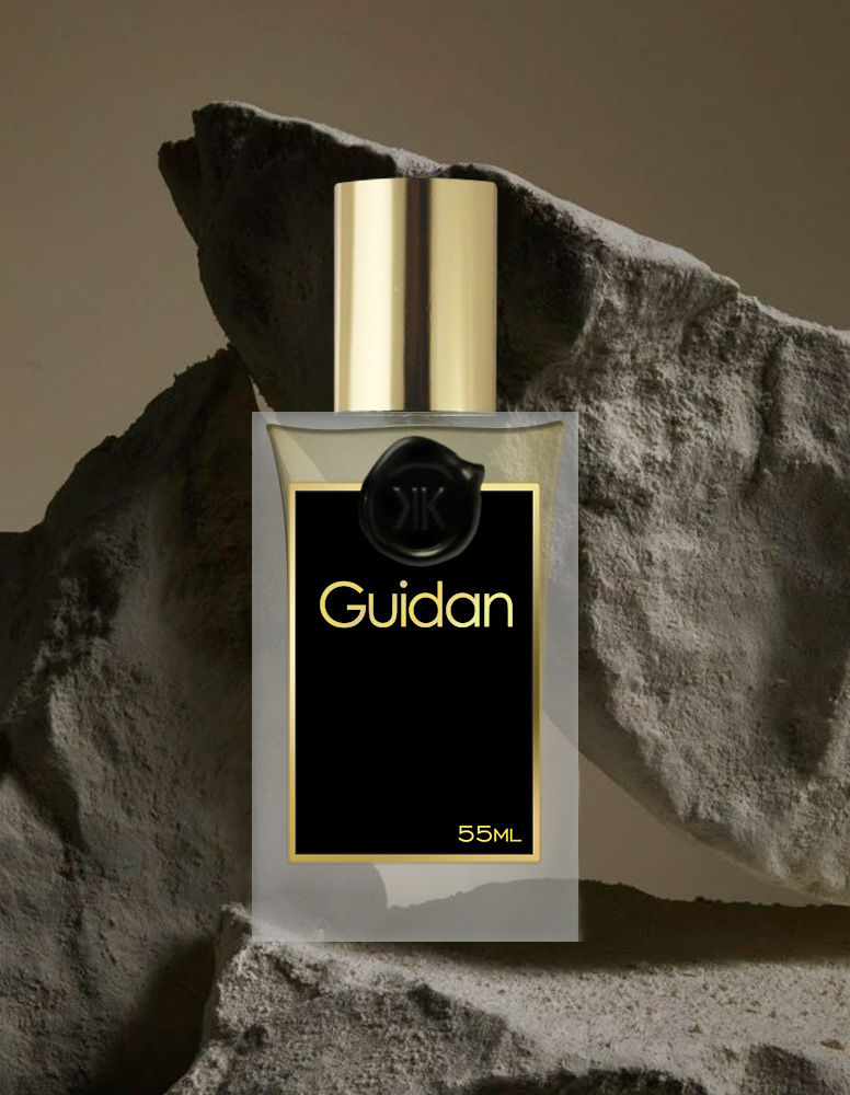 Guidan, inspirado no perfume Guidance de Amouage, é uma fragrância floral frutada que convida a uma viagem olfativa singular. Esta composição reinterpreta com encanto a clássica tríade de flores, incenso e âmbar gris, transformando-se em um verdadeiro manifesto sensorial. Suas notas de rosa, olíbano e âmbar gris entrelaçam-se como versos de um poema, transmitindo elegância, mistério e uma profunda sensação de presença. Usar Guidan é deixar-se conduzir por uma trilha aromática que desperta a consciência e revela uma beleza silenciosa e eterna.